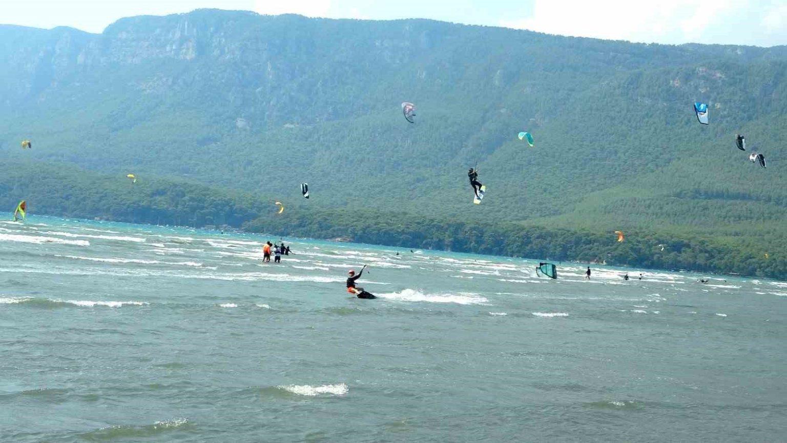 kitesurfun-dunyadaki-en-elverisli-noktalarindan-biri-ula-akyaka