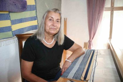 ozel-eski-giysilerin-iplerinden-harika-esyalar-dokuyor