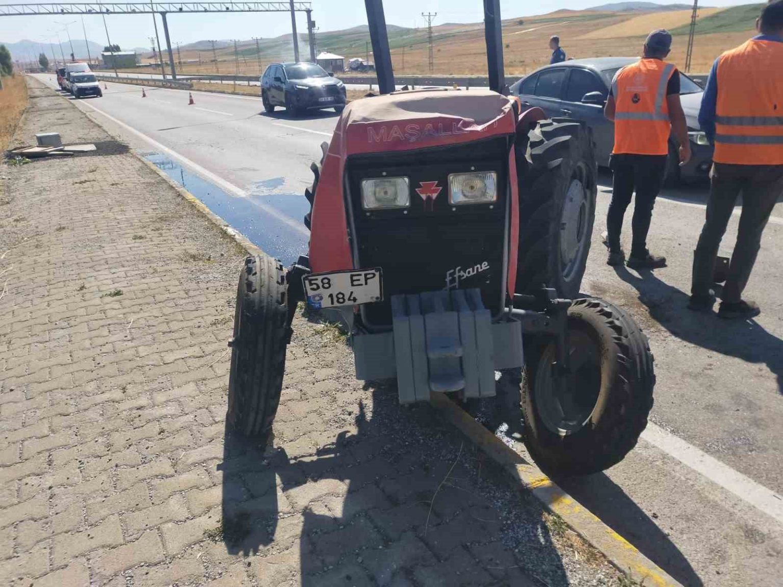 traktor-ile-otomobil-carpisti-3-yarali