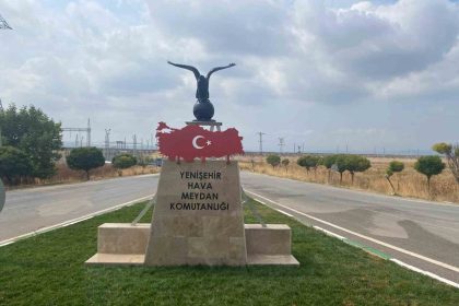 turk-bayrakli-kartal-heykeline-buyuk-ilgi