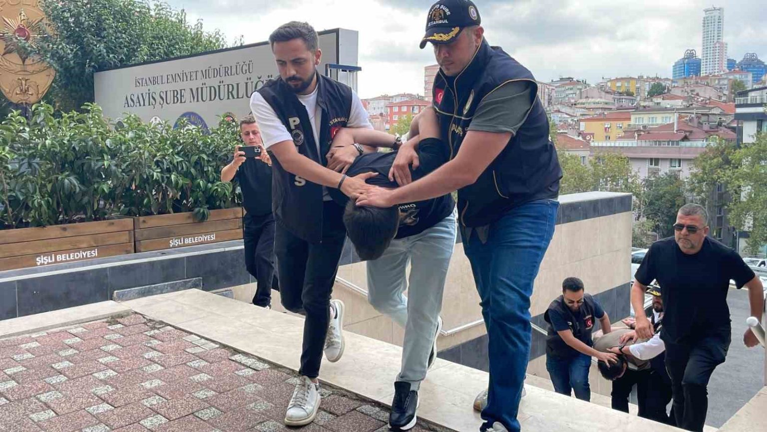 umraniyede-bogazi-satirla-kesilerek-oldurulen-kadinin-son-goruntuleri-ortaya-cikti