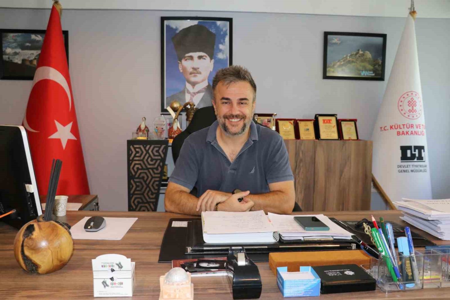 16-yasinda-tanistigi-devlet-tiyatrosuna-mudur-oldu
