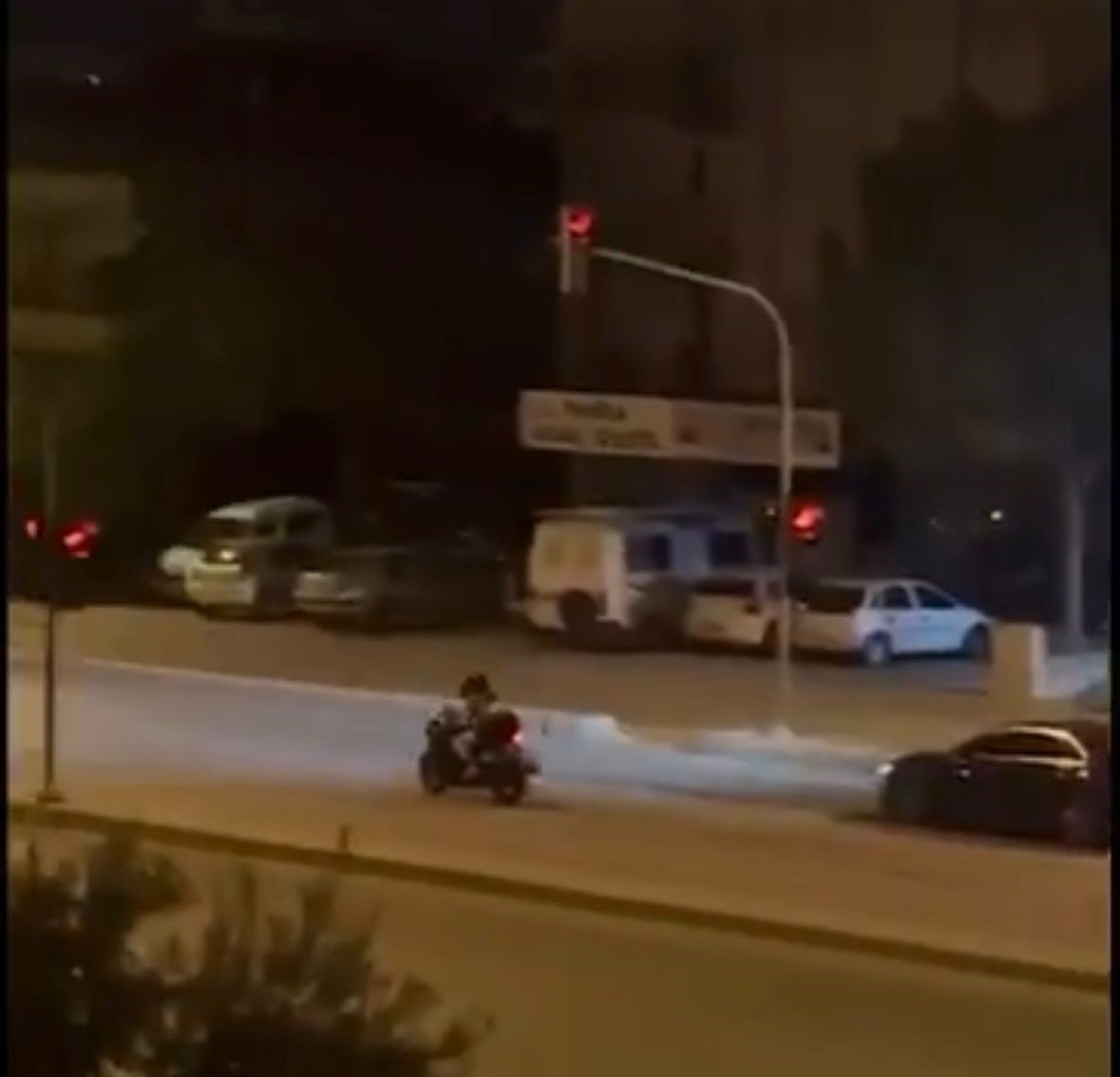 abartili-egzozlu-motosiklet-trafikten-men-edilirken-surucuye-11-bin-lira-ceza-kesildi