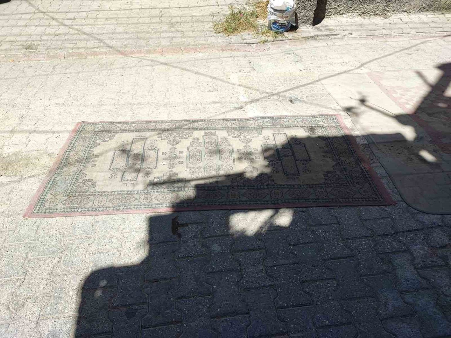 adanada-bozuk-yollar-yapilmayinca-yola-hali-serme-akim-haline-geldi