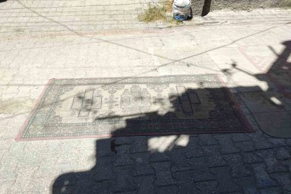 adanada-bozuk-yollar-yapilmayinca-yola-hali-serme-akim-haline-geldi