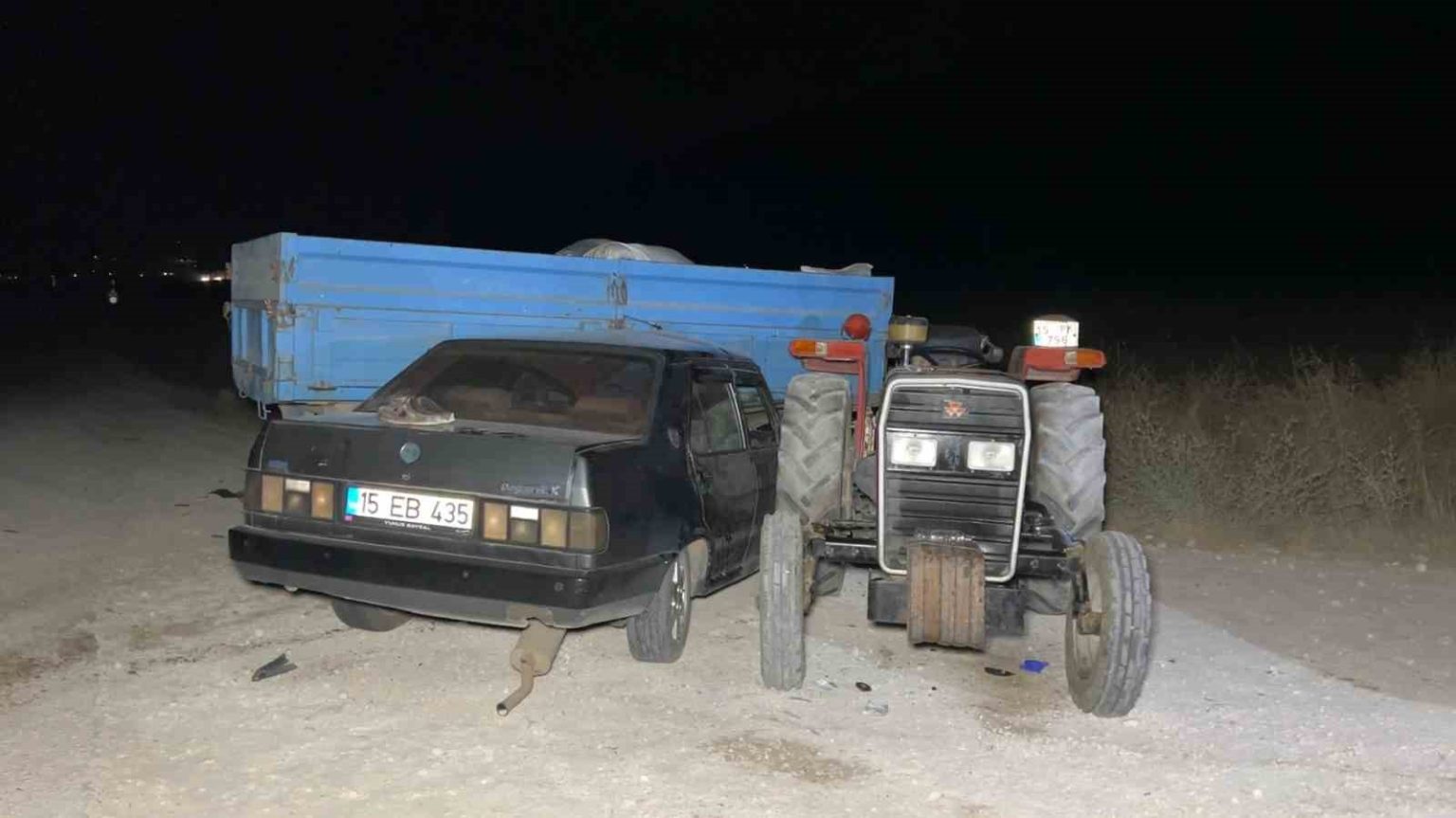 burdurda-otomobil-ile-traktor-carpisti-1i-agir-2-yarali