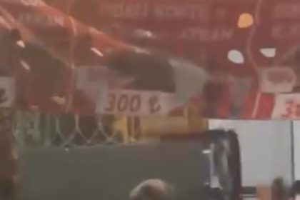 bursada-esnaf-kavgasi-kamerada-sandalyeler-havada-ucustu