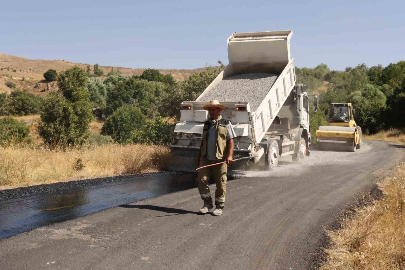 elazigin-koylerinde-asfaltlama-calismalari-suruyor