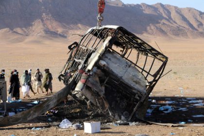 iranin-sinir-disi-ettigi-afgan-gocmenleri-tasiyan-otobus-kaza-yapti-78-olu