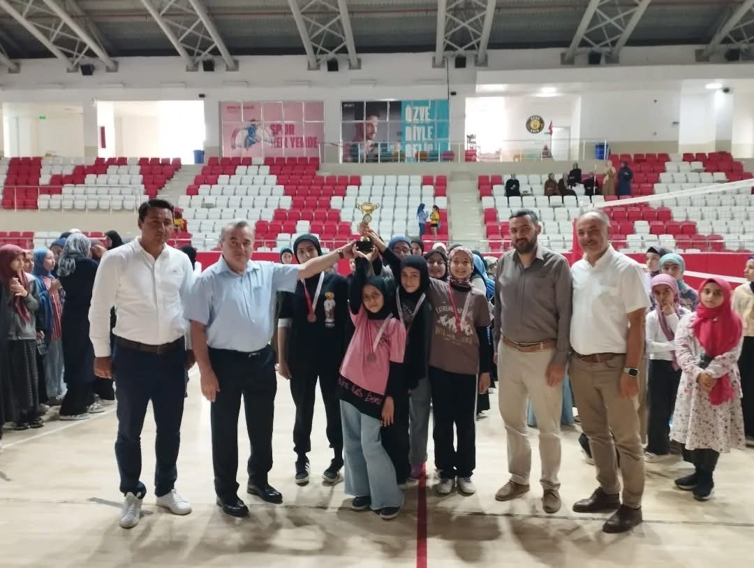 kuran-kursu-ogrencileri-katildigi-voleybol-turnuvasi