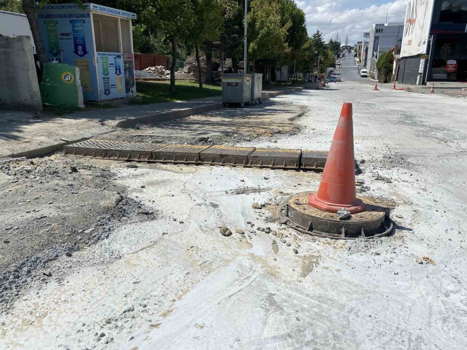 maskonun-2-yil-once-sel-vuran-yolu-bozuldu-ibb-2-ay-once-basladi-yarim-birakti
