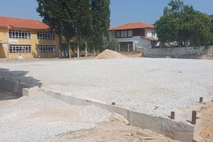 mentesede-6-hali-saha-yapimi-suruyor