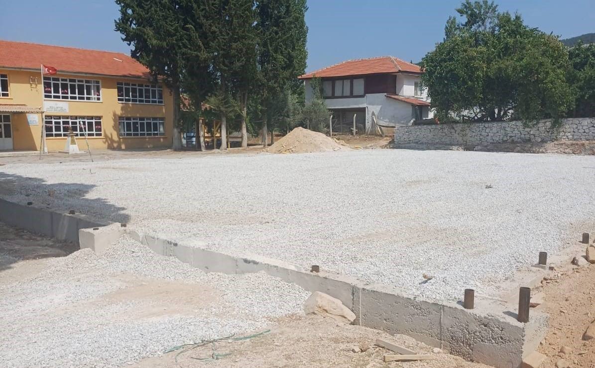mentesede-6-hali-saha-yapimi-suruyor