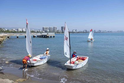 mersinde-gencler-ucretsiz-kurslarla-yelken-sporu-ogreniyor