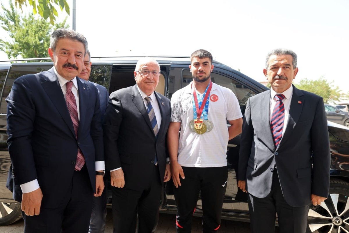 milli-savunma-bakani-guler-sirnakta-denetim-ve-incelemelerde-bulundu