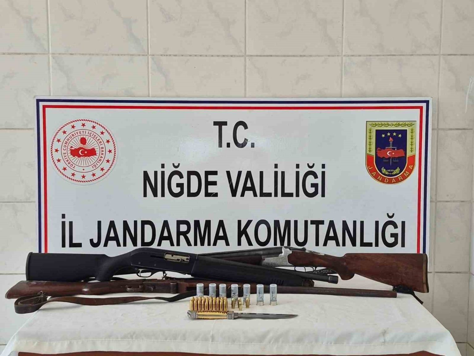 nigdede-ruhsatsiz-silah-operasyonu-4-kisi-hakkinda-adli-islem-baslatildi