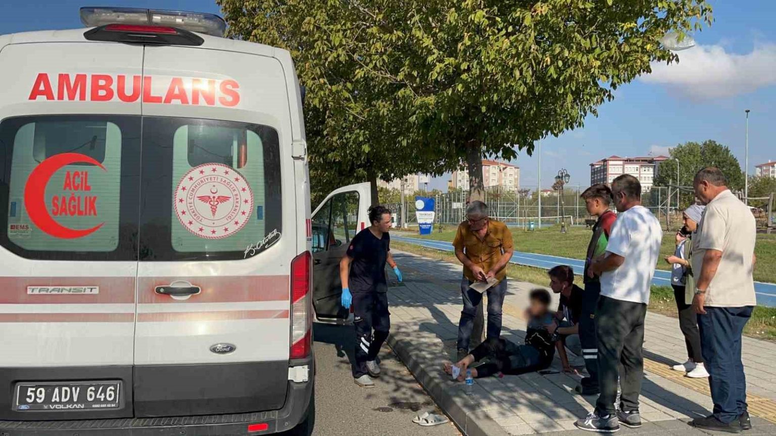 otomobilin-carptigi-elektrikli-bisikletli-cocuk-yaralandi