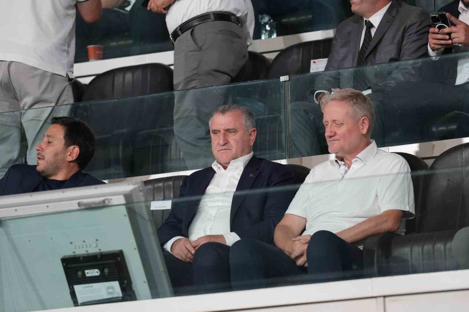 bakan-bak-basaksehir-universitatea-craiova-macini-tribunden-takip-etti