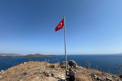 bodrum-belediyesi-kent-genelinde-yipranmis-bayraklari-yeniliyor