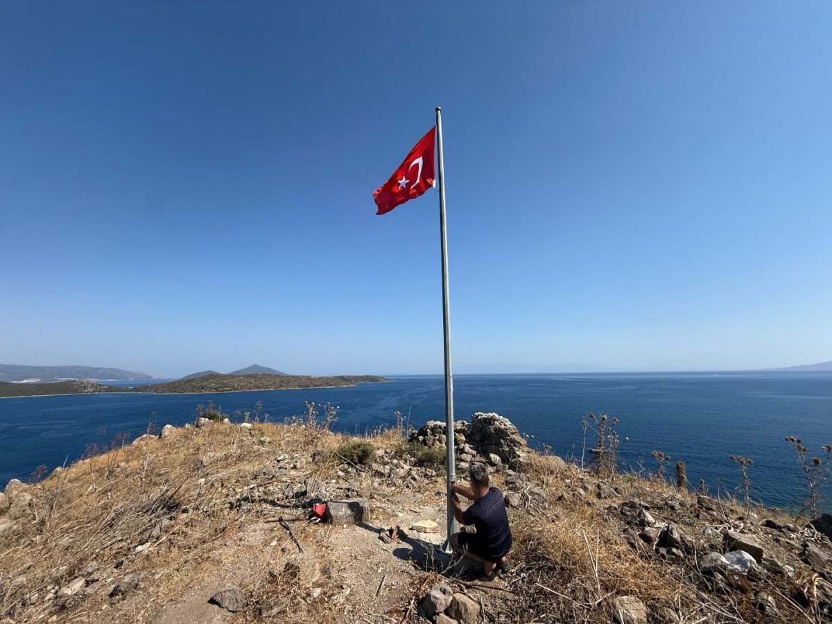 bodrum-belediyesi-kent-genelinde-yipranmis-bayraklari-yeniliyor
