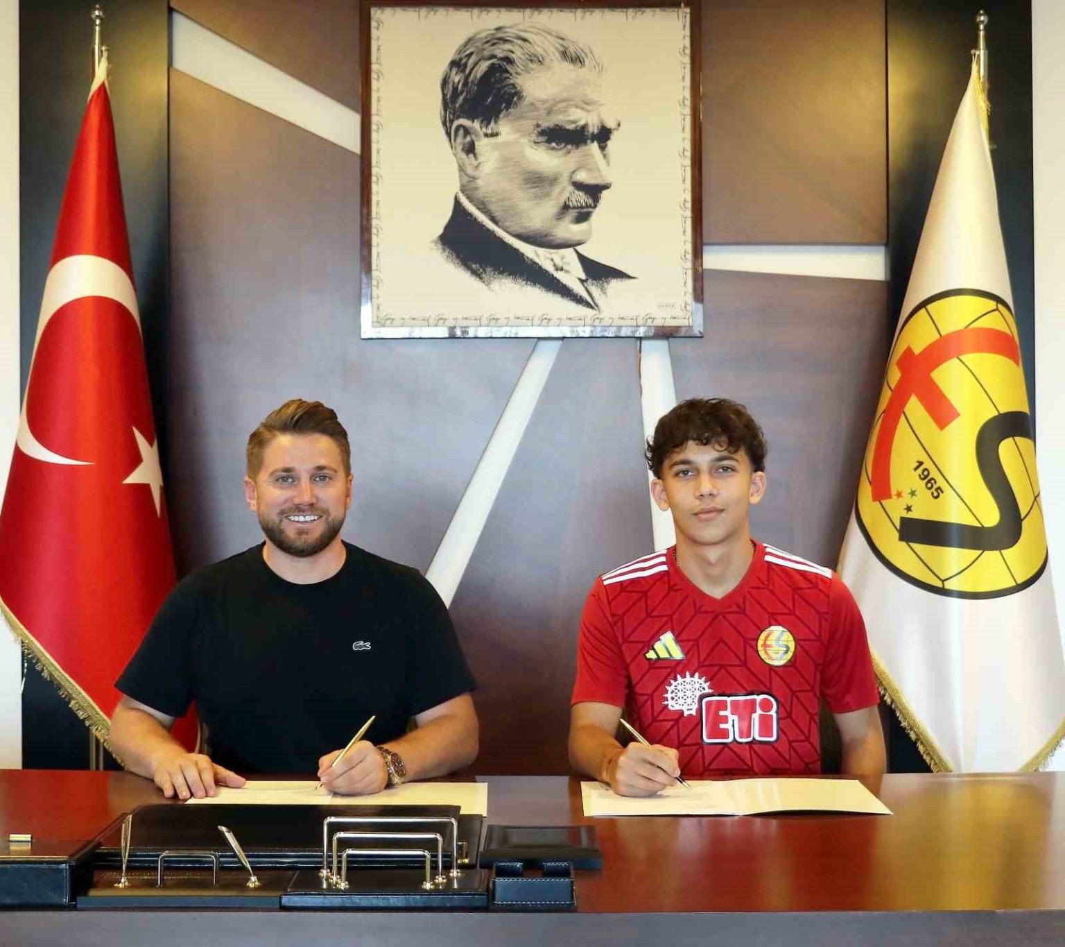 eskisehirspor-altyapi-oyuncusu-ozan-ismail-corut-ile-sozlesme-imzaladi