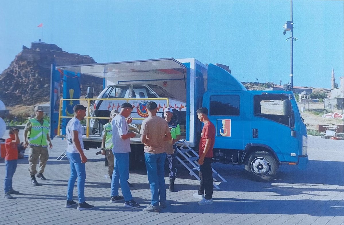 karsta-jandarmadan-simulasyonlu-emniyet-kemeri-uygulamasi