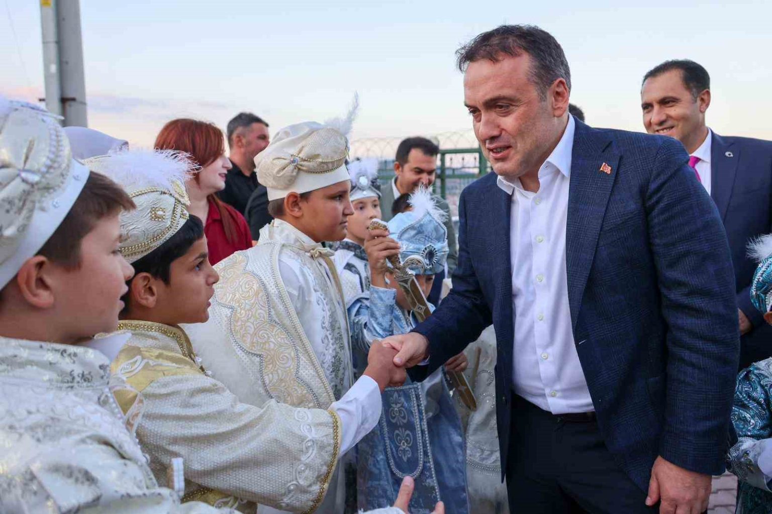 koruma-altindaki-cocuklara-ozel-sunnet-dugunu-renkli-goruntulere-sahne-oldu