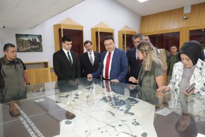 kutahya-valisi-isin-dumlupinar-kurtulus-savasi-muzesi-ve-ataturk-karargah-evini-ziyaret-etti