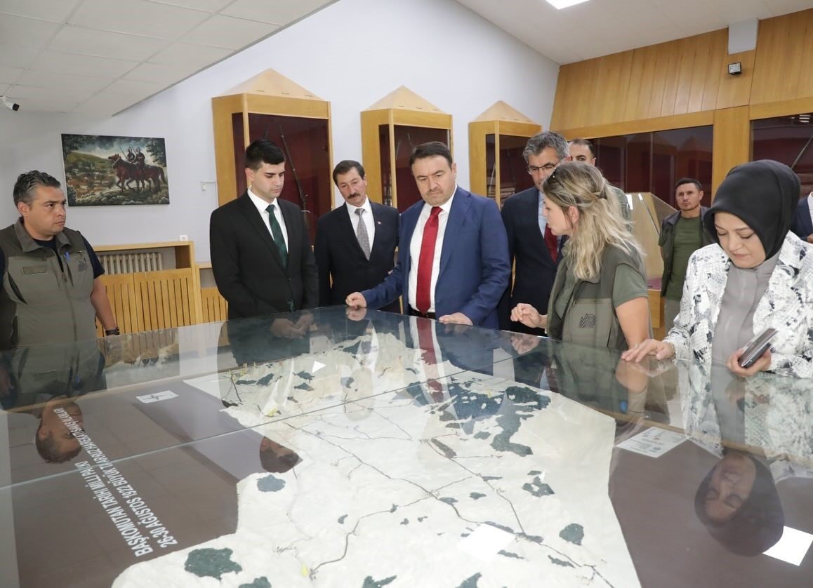 kutahya-valisi-isin-dumlupinar-kurtulus-savasi-muzesi-ve-ataturk-karargah-evini-ziyaret-etti