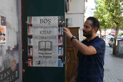 ozel-dukkan-onune-astiklari-afis-vatandaslara-okuma-aliskanligi-kazandiriyor