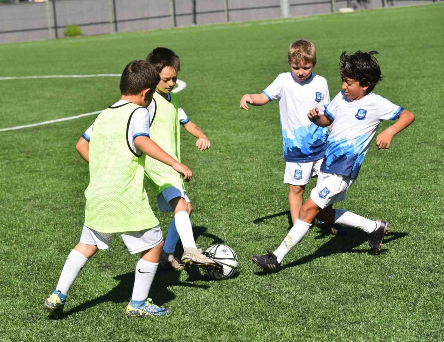 yunusemre-belediyesi-yaz-futbol-okulu-coskuyla-sona-erdi