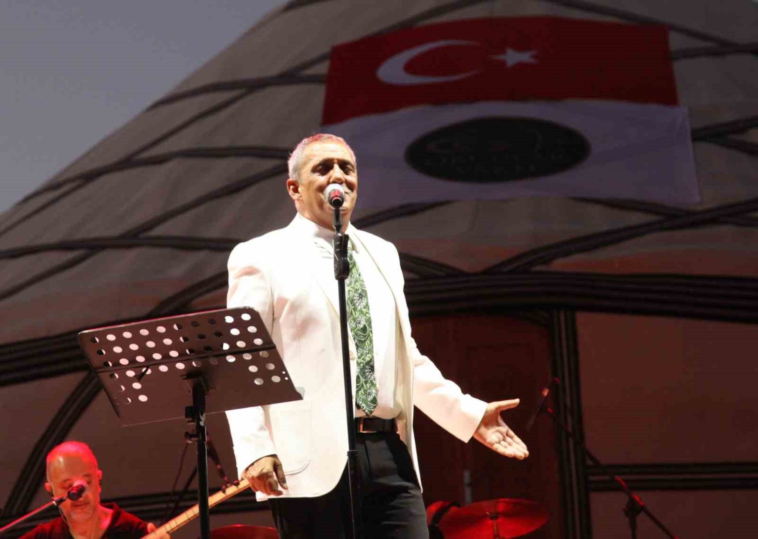 ahlatta-konser-veren-yavuz-bingol-gazzedeki-zulme-dikkat-cekti