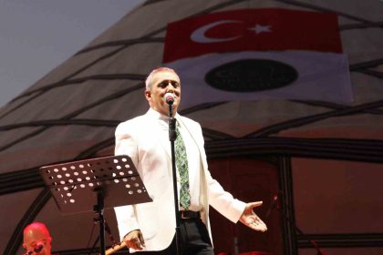 ahlatta-konser-veren-yavuz-bingol-gazzedeki-zulme-dikkat-cekti