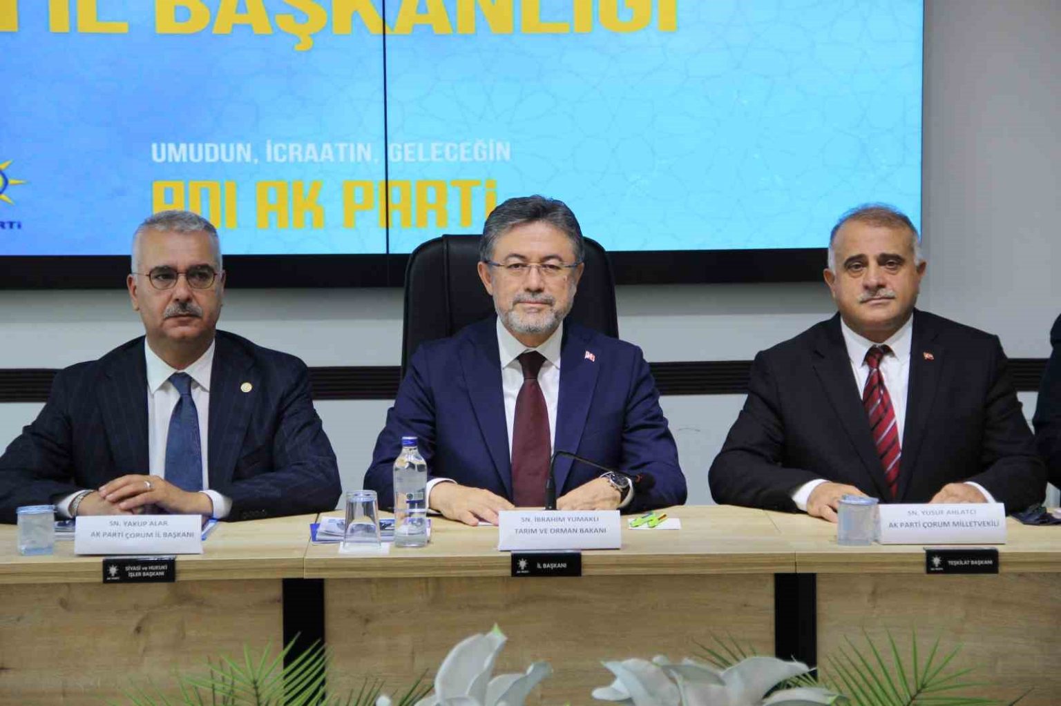 bakan-yumakli-corumdaki-yatirim-ve-projelerle-ilgili-bilgi-aldi