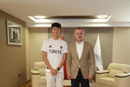 baskan-buyukakin-izmitli-sampiyonu-kutladi