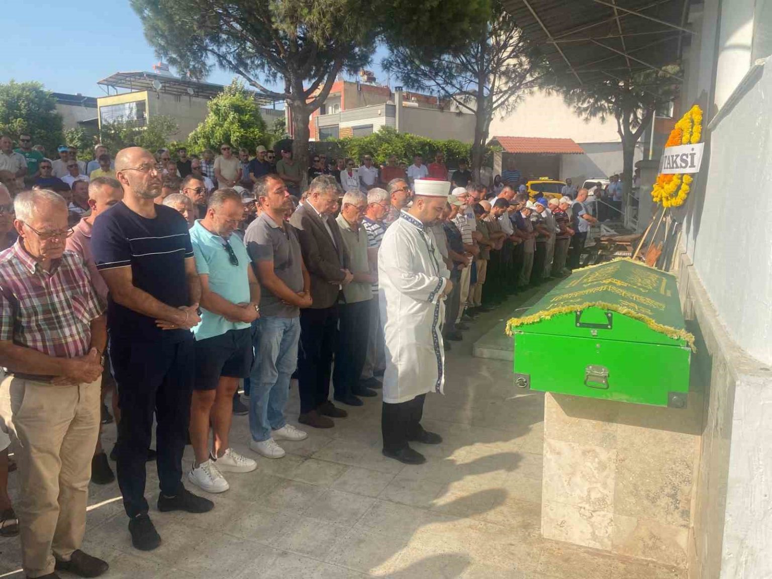 bicakli-saldirida-hayatini-kaybeden-taksi-soforu-topraga-verildi