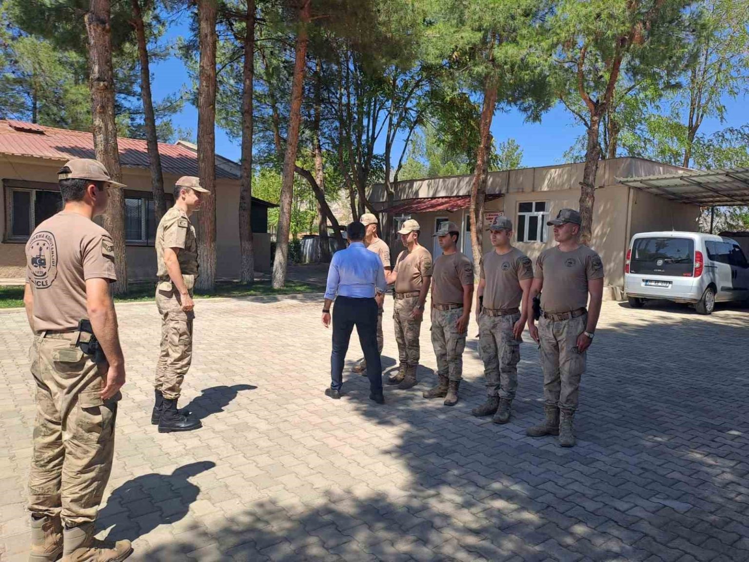 dicle-kaymakami-atis-sehit-ailesi-asker-ve-vatandaslarla-bulustu