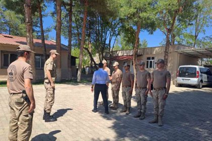 dicle-kaymakami-atis-sehit-ailesi-asker-ve-vatandaslarla-bulustu