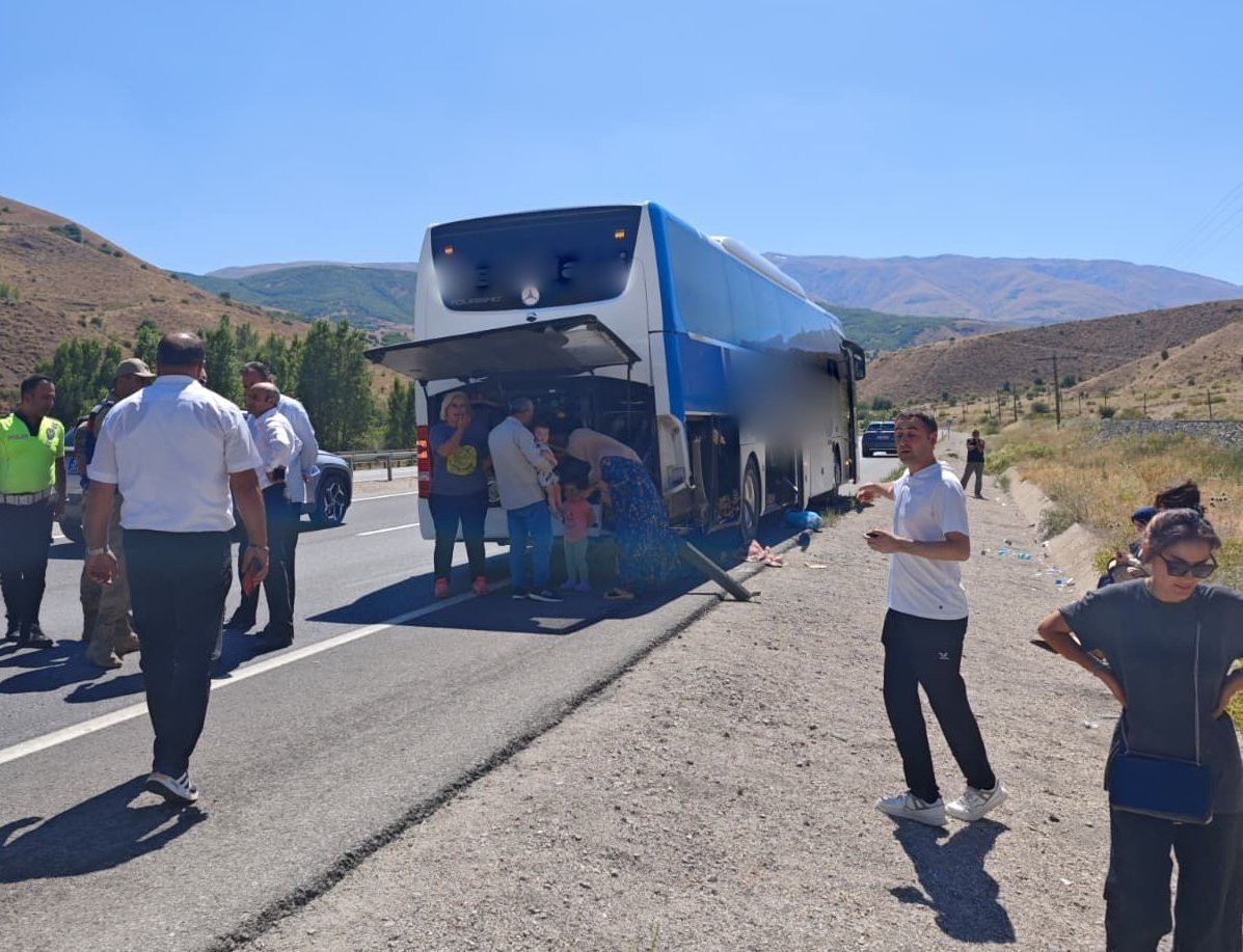 erzincanda-otobus-yoldan-cikti-1-yarali