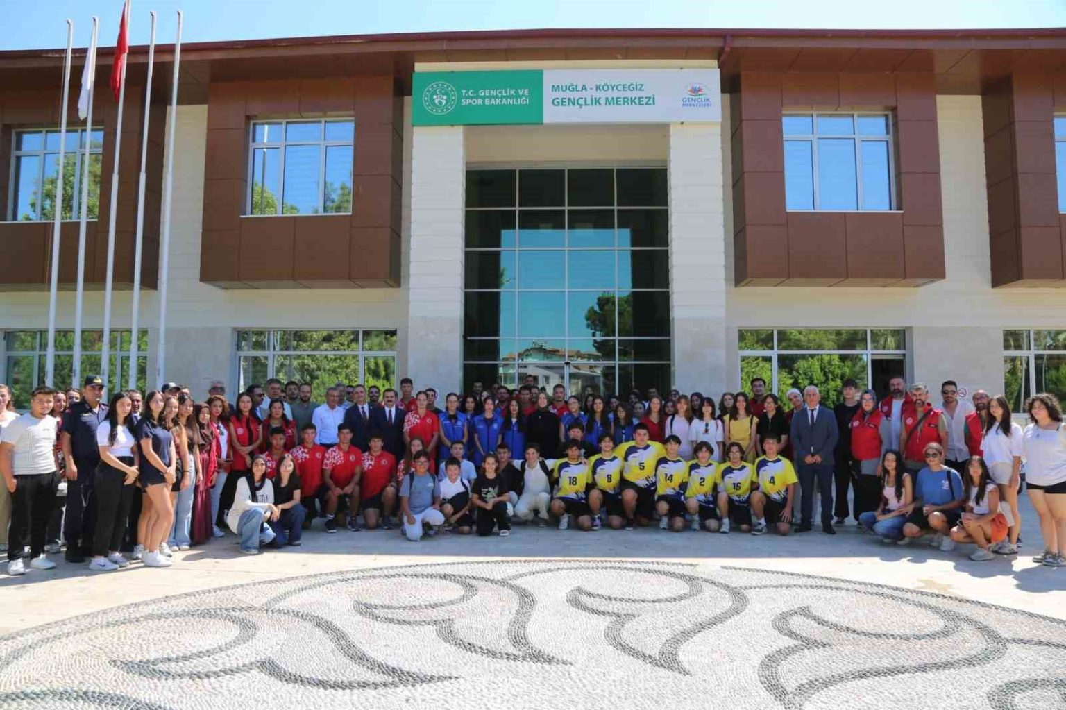 genclik-ve-spor-bakan-yardimcisi-kocoglu-muglada-genclerle-bulustu