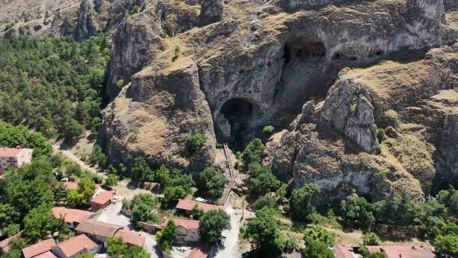 magaralari-gorebilmek-icin-yuzlerce-basamak-cikiyorlar
