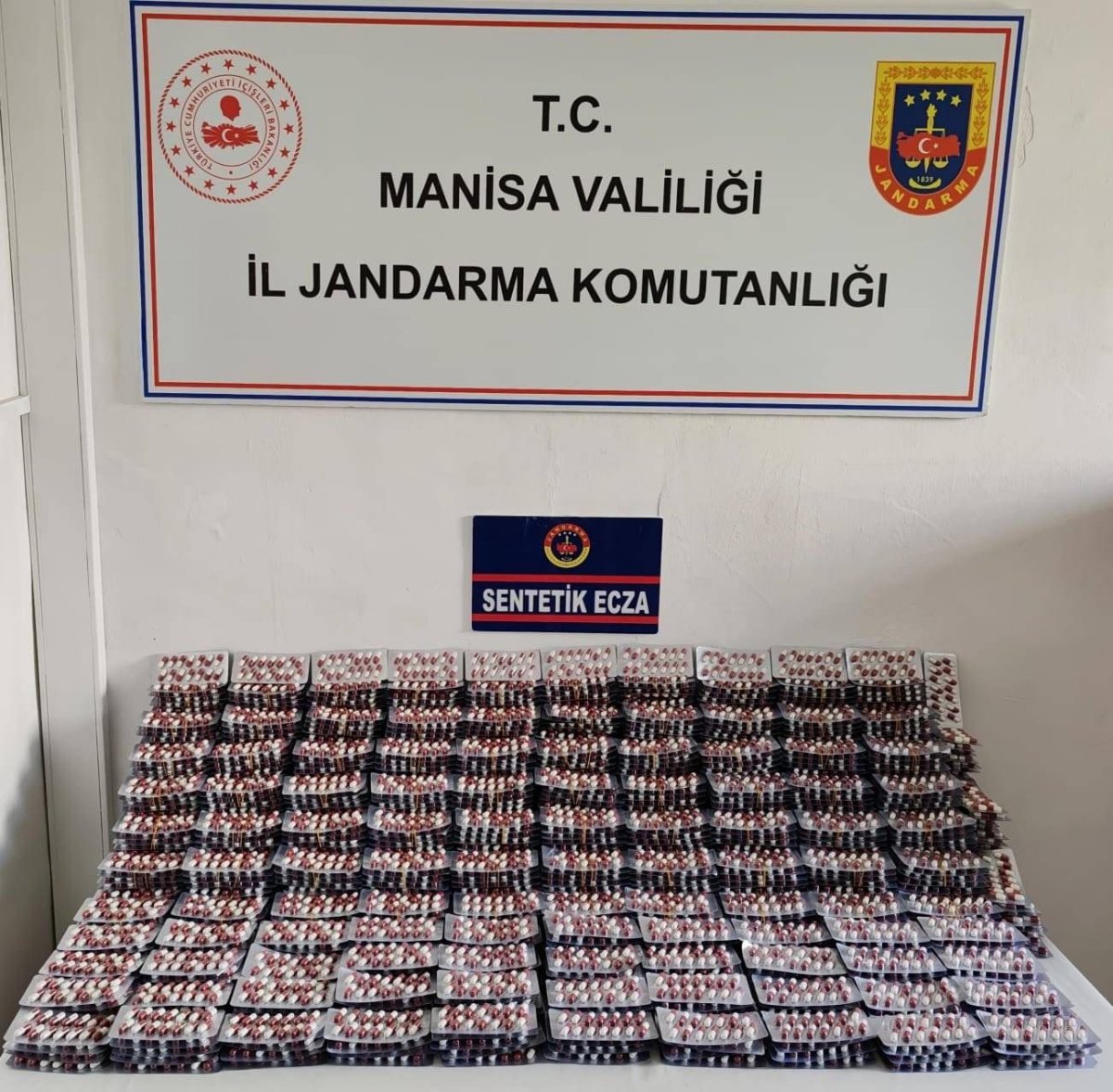 manisada-uyusturucu-operasyonu-30-bin-hapla-yakalanan-tacirler-tutuklandi