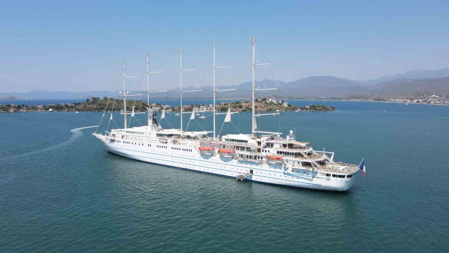 mega-yelkenli-yolcu-gemisi-club-med-2-fethiyede