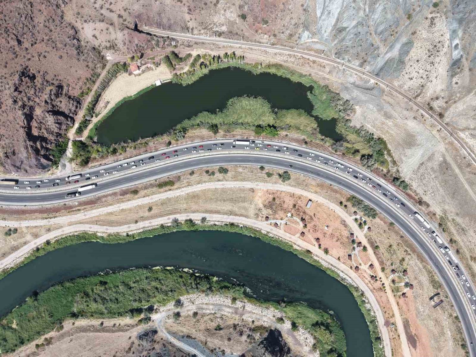43-ilin-gecis-guzergahinda-trafik-durma-noktasina-geldi-kilometrelerce-arac-kuyrugu-olustu