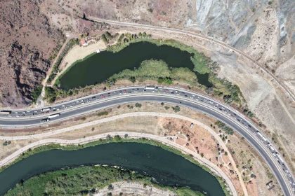 43-ilin-gecis-guzergahinda-trafik-durma-noktasina-geldi-kilometrelerce-arac-kuyrugu-olustu