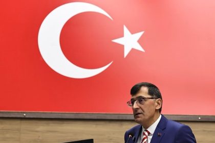baskan-kahveciden-bayrak-asma-cagrisi