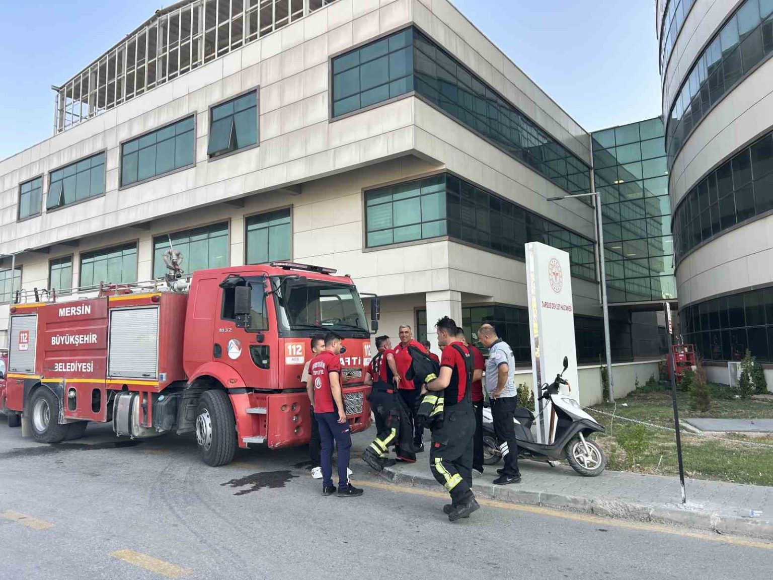 hastanenin-bodrum-katindan-yukselen-dumanlar-ekipleri-alarma-gecirdi