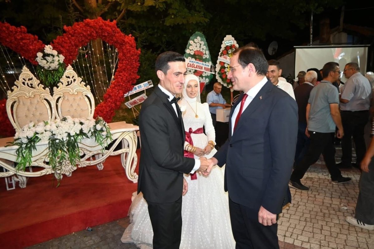 kaymakam-turker-calisma-arkadasinin-dugun-torenine-katildi