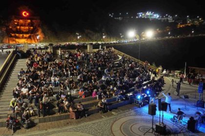 kirazliderede-cuma-aksamlari-muzik-ziyafeti-yasaniyor