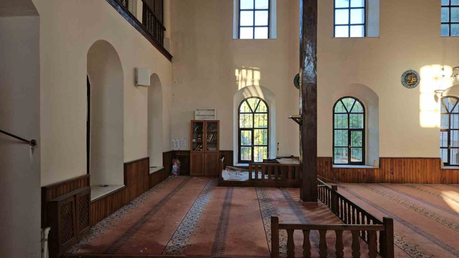 sindirgidaki-depremde-tarihi-cami-hasar-gordu